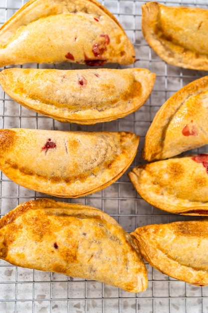 Foto vers gebakken zoete kersen empanadas in de luchtfries op de keukentafel