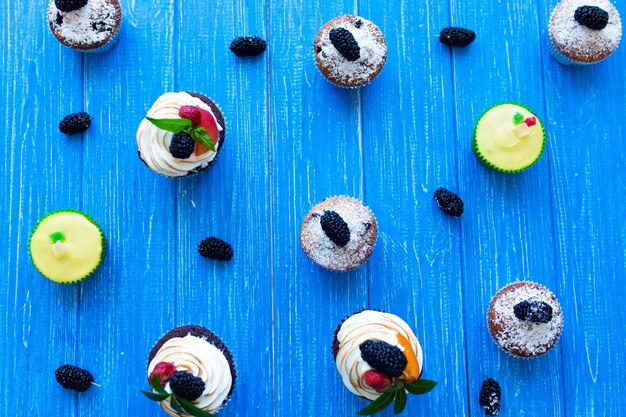 Vers gebakken zoete muffins op een blauwe achtergrond. Zoet gebak, recepten, koken