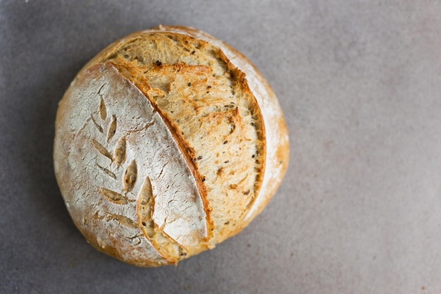 Vers gebakken zuurdesem brood grijze achtergrond