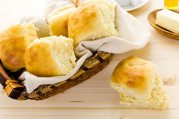 Vers gebakken zuurdesem dinerbroodjes op tafel.