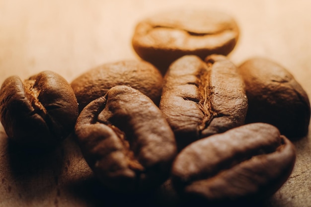 Vers gebrande koffiebonen liggen op een houten tafel Close-up van koffiebonen