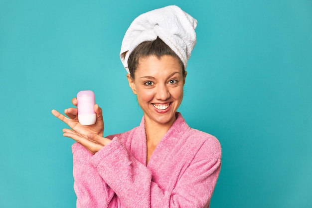 Vers gedoucht vrouw met deodorant studio foto