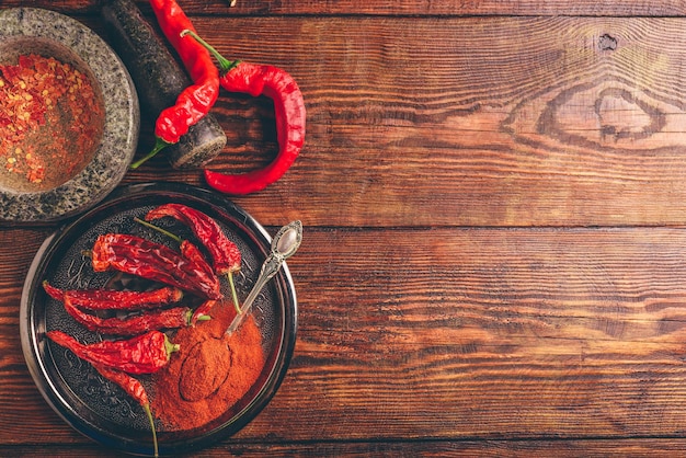 Vers gedroogde en gemalen rode chili's