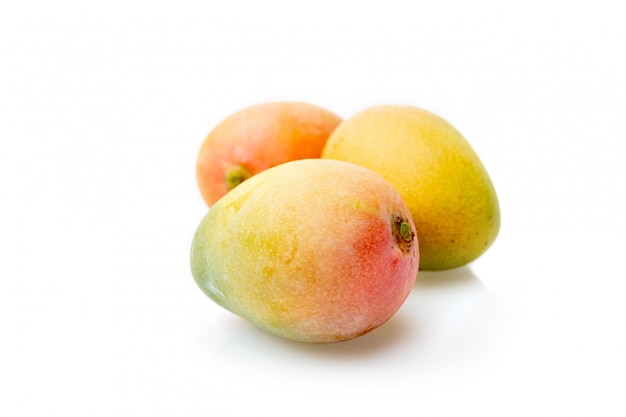 Vers geel mangofruit dat op wit wordt geïsoleerd