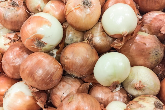 Foto vers gegraven uien in de schil groenten en fruit