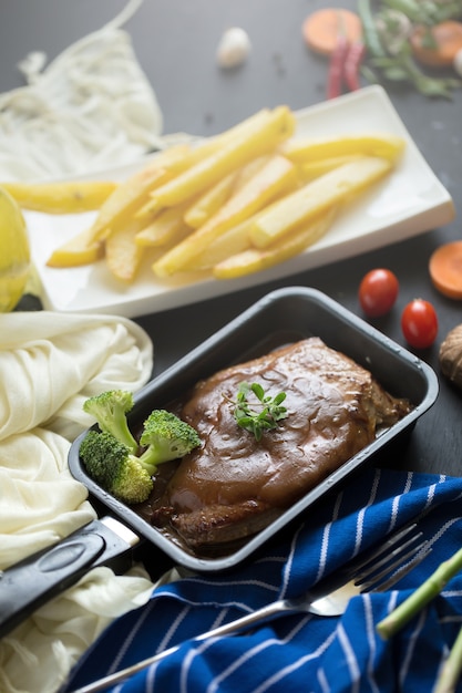 Vers gegrild vlees. Gegrilde biefstuk In de pan, frites en aardappelpuree met spo