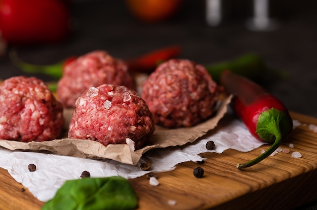 Vers gehakt ballen voedsel foto met hand gietende kruiden zeezout Kookproces