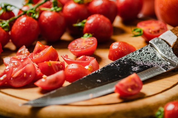 Vers gehakte tomaten op een snijplank .