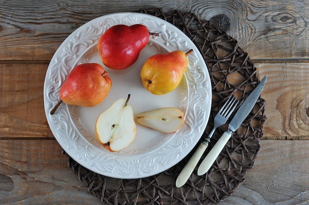 Foto vers geheel en snijd peren op plaat