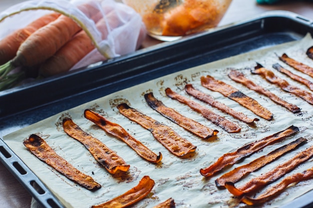 Vers gekookt wortelbacon staat op tafel. Vegetarisch eten, vleesvervanger, plantaardig eiwit