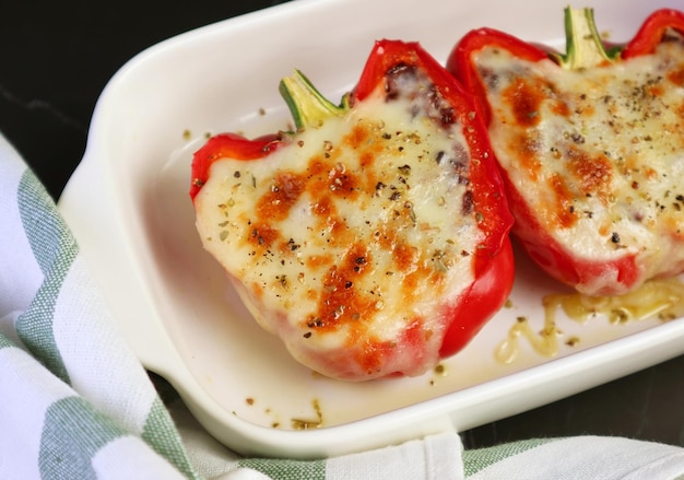 Vers gekookte mondwaterende zelfgemaakte gevulde paprika's met smeltende kaas