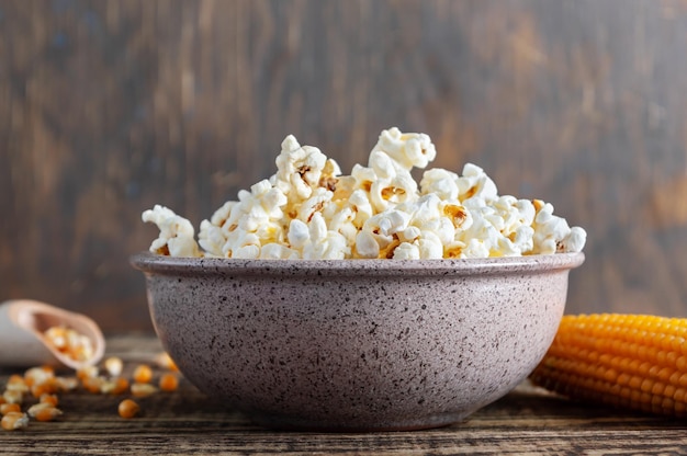 Vers gekookte popcorn in een kom op een houten tafel traditionele amerikaanse maïssnack