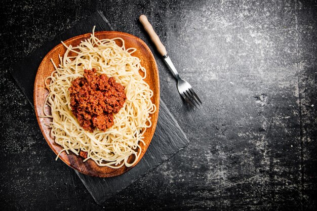 Vers gekookte spaghetti bolognese op een zwarte achtergrond