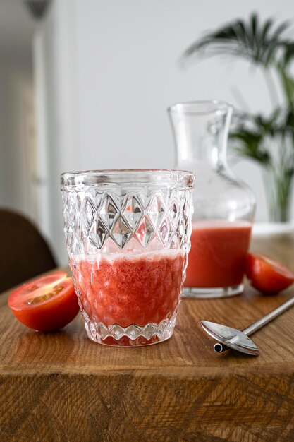 Vers gemaakt en huisgemaakt rood tomatensap Gezond ontbijt of drankje op basis van tomaten