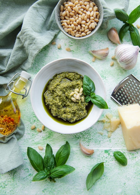 Foto vers gemaakt pesto saus groene basilicum pesto ingrediënt voor pesto saus