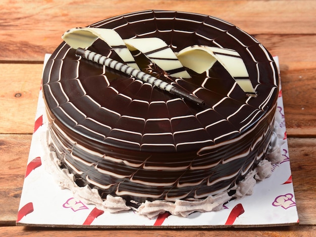 Vers gemaakte chocolade zebra cream cake op houten tafel selectieve focus