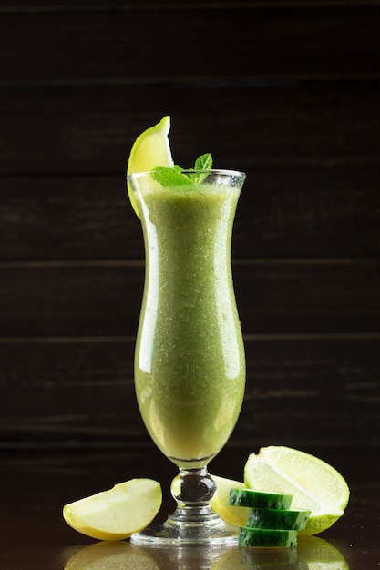 Vers gemaakte gezonde groene smoothie