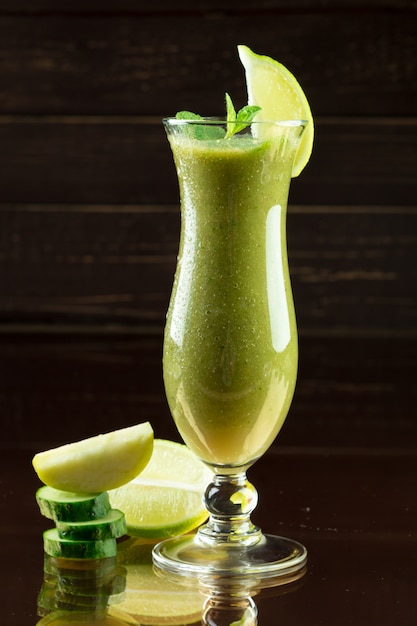 Vers gemaakte gezonde groene smoothie