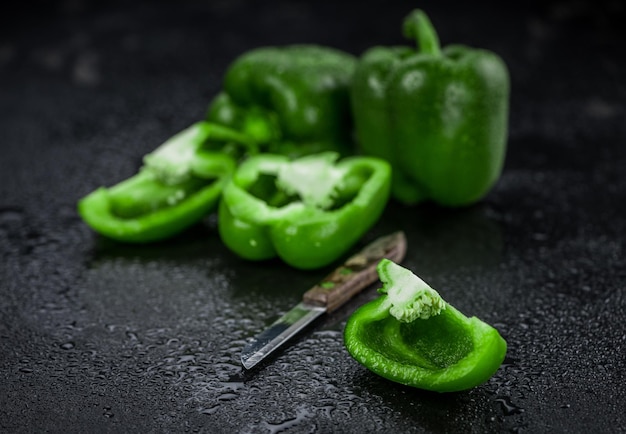 Foto vers gemaakte groene paprika op een leisteen plaat close-up shot selectieve focus