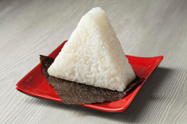 Vers gemaakte japanse driehoekige onigiri op zeewier