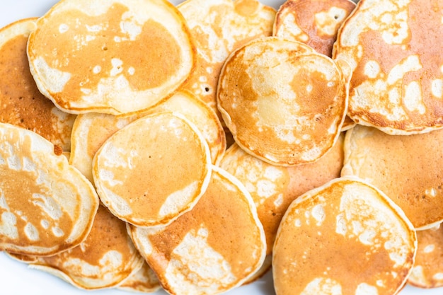 Vers gemaakte kleine pannenkoekjes op basis van kefir