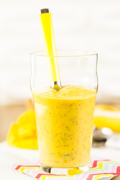 Vers gemaakte mango-banaan smoothie met chiazaden.