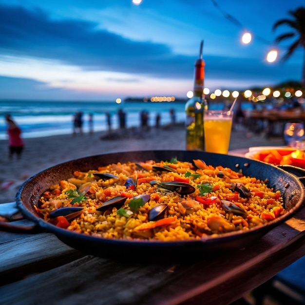 Foto vers gemaakte paella op de achtergrond van het feest in een wazige strand avond