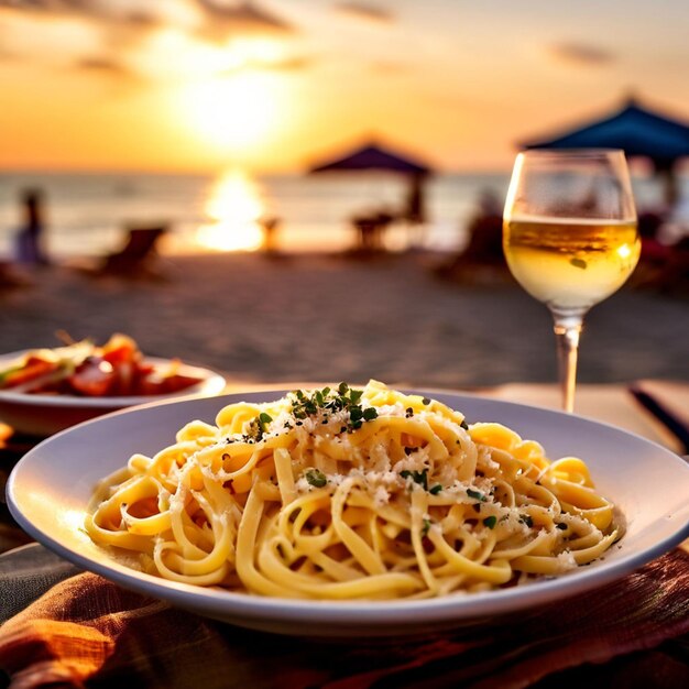 Vers gemaakte pasta carbonara op de achtergrond van het feest in een wazige strand avond