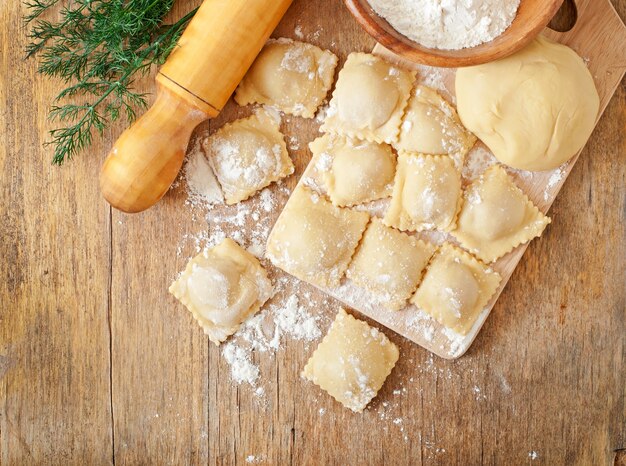 Vers gemaakte zelfgemaakte heerlijke zelfgemaakte ravioli met een roller