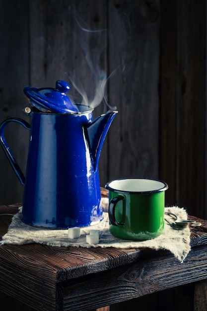 Vers gemaakte zwarte koffie en koffiepot