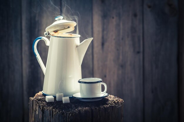 Vers gemalen zwarte koffie in de koude winter