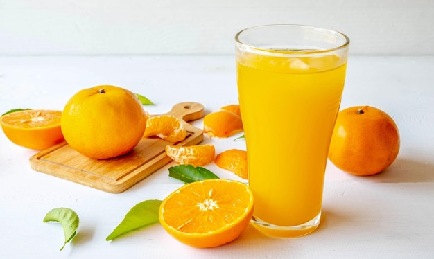 Vers geperst sinaasappelsap en gehalveerd sinaasappelfruit