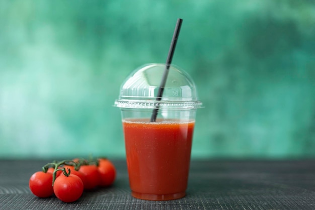 Foto vers geperst tomatensap in een plastic glas