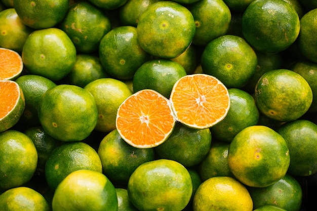 Vers geplukte groene mandarijnen mandarijnen clementines citrus sinaasappelen