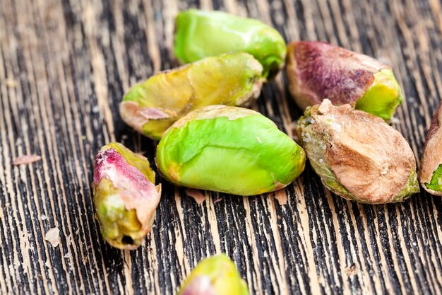 Vers geroosterde pistachenoten in zout, geroosterde krokante pistachenoten bestrooid met zout