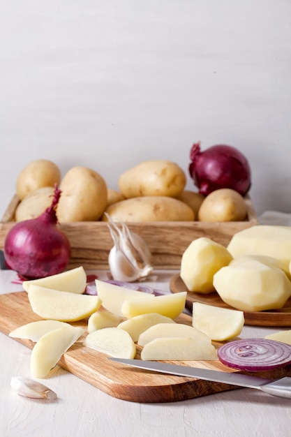 Vers geschilde aardappel, klaar om te koken. ingrediënt voor het recept