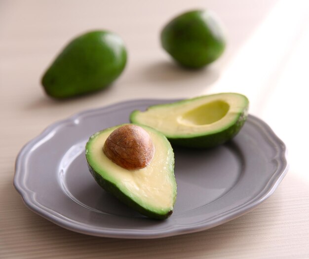 Vers gesneden avocado op plaat