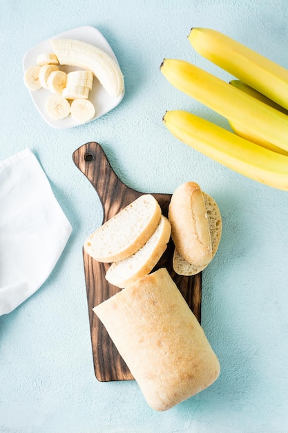 Vers gesneden bananenbrood en bananen op een bord op tafel zelfgemaakt bakken boven- en verticaal aanzicht