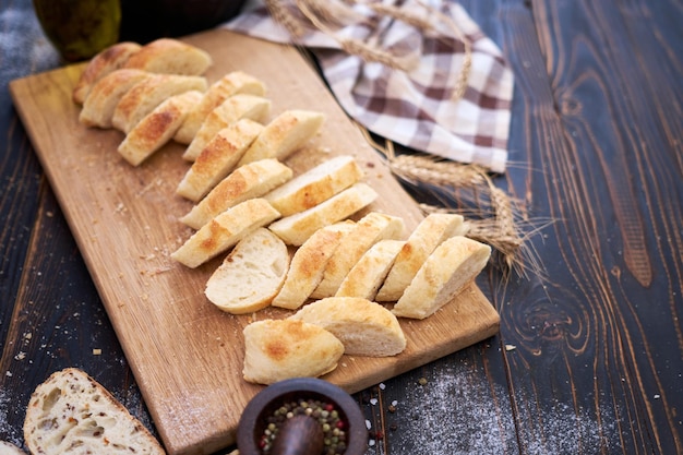 Vers gesneden brood op houten snijplank aan keukentafel