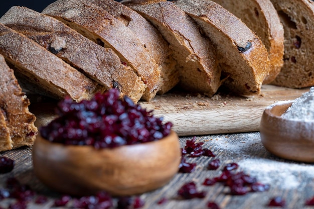 Vers gesneden brood van meel en gedroogde veenbessen