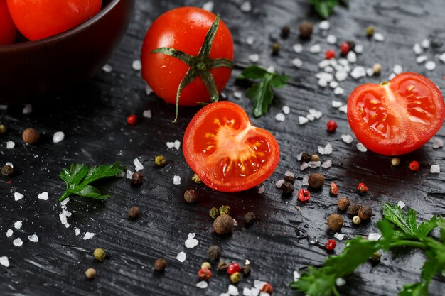 Vers Gesneden Cherry Tomaten met specerijen grof zout en kruiden