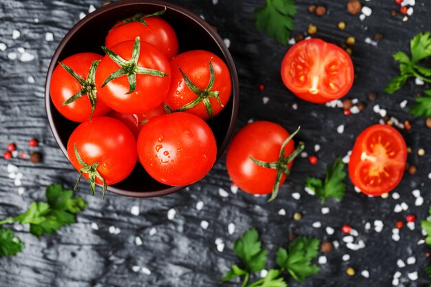 Vers Gesneden Cherry Tomaten met specerijen grof zout en kruiden