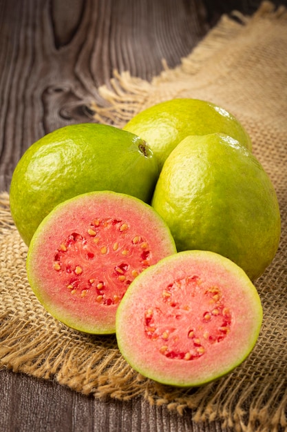 Vers gesneden guaves op houten tafel