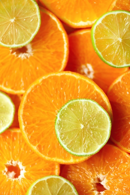 Vers gesneden oranje fruittextuur. Macro, bovenaanzicht, kopie ruimte. Voedsel. Sappige sinaasappelen en limoen