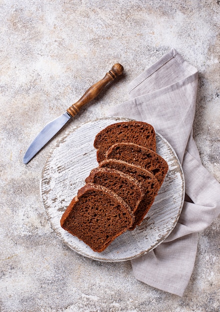 Vers gesneden roggebrood op lichte achtergrond