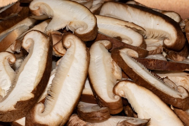 Vers gesneden Shiitake-paddenstoelen, close-up.