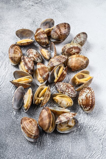 Vers gestoomde kokkels op de keukentafel