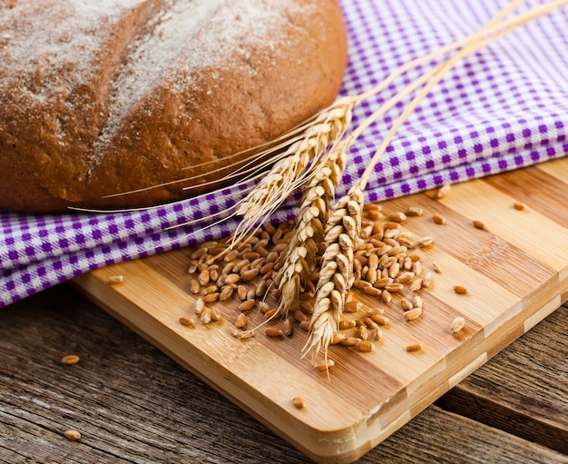 Vers geurend gebakken brood op een oude achtergrond