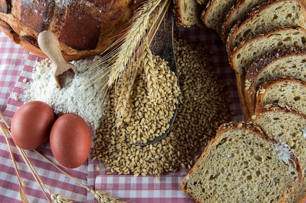 Vers geurig brood op tafel. Voedselconcept