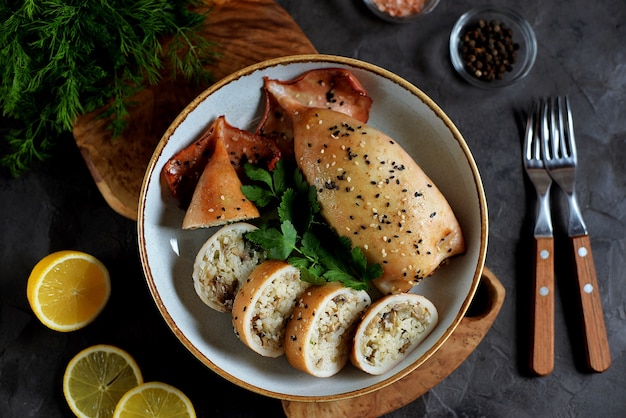 Vers gevulde inktvis met rijst en champignons